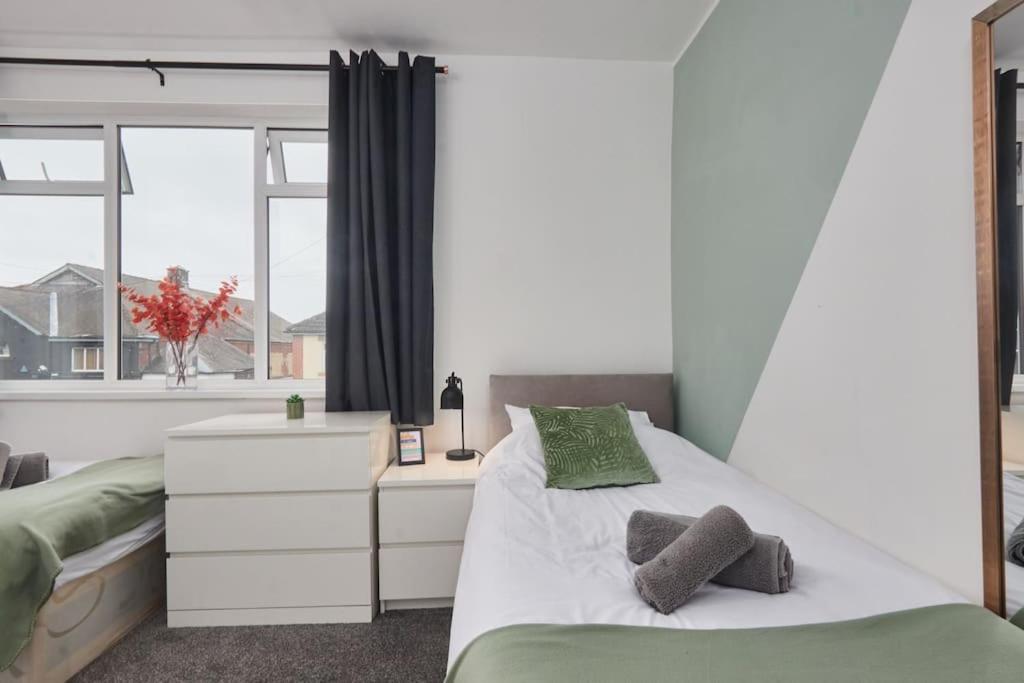 Haw Hill House - Modern 4 Bed Apartment Normanton  Exterior photo